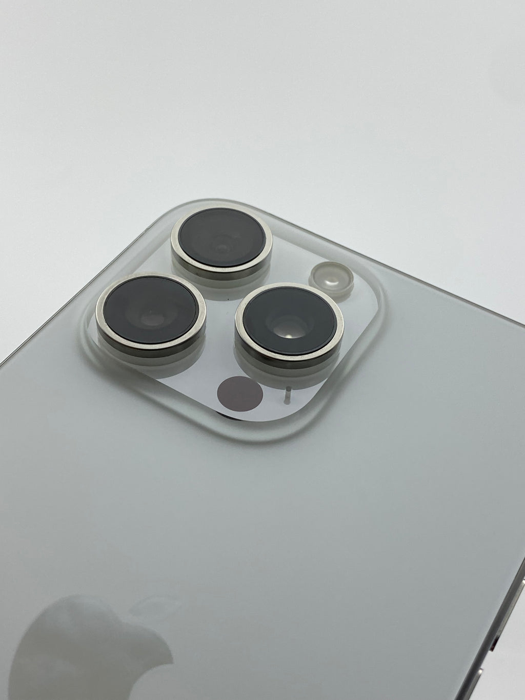 iPhone 15 Pro Max 256GB – White Titanium (Excellent Condition)